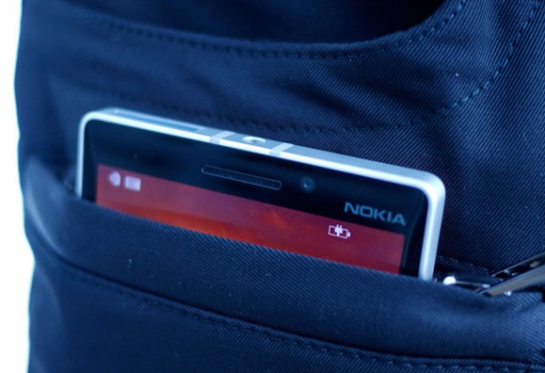 Первые в мире брюки, способные заряжать смартфон