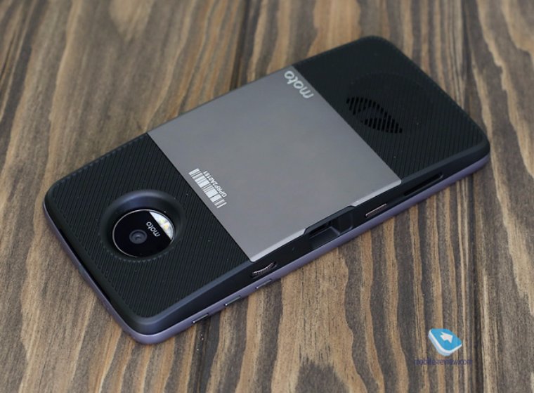 Съемные модули для Moto Z могут превратить смартфон в проектор