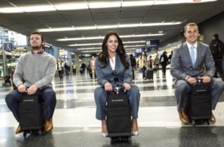 В Чикаго показали чемодан, который может катать своего владельца по аэропорту