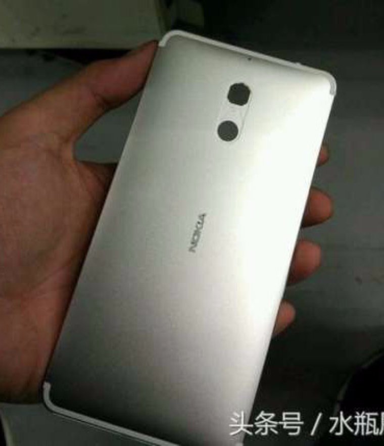 В сети появились первые «живые» фотографии нового смартфона от Nokia
