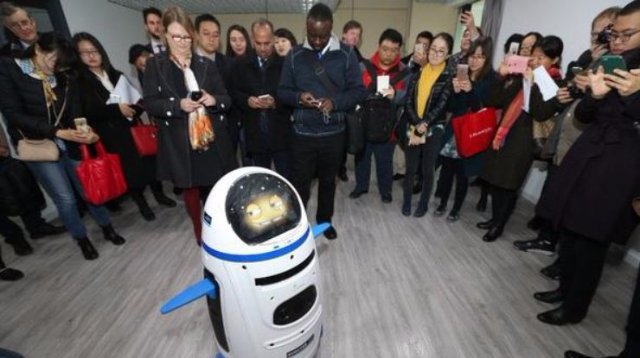 В Китае робот напал на человека