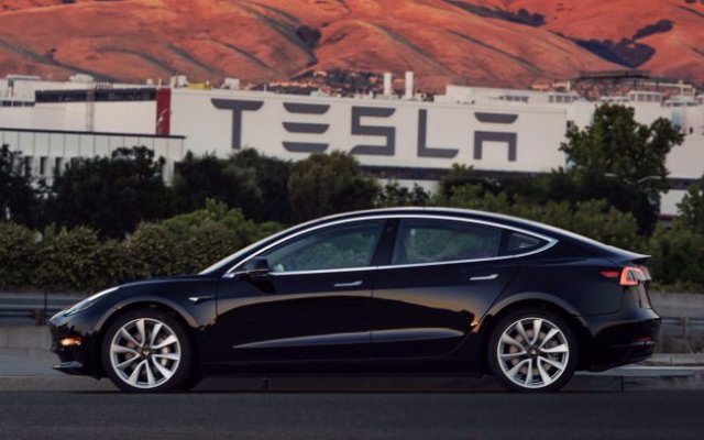 В сети появилась фотография нового серийного автомобиля Model 3  от Tesla