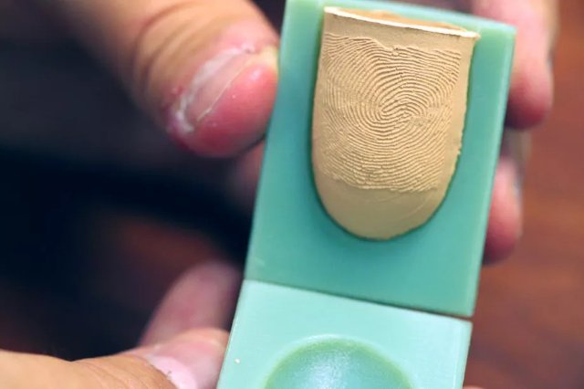 Этот поддельный палец может помочь сделать наши сканеры отпечатков пальцев более безопасными