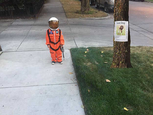 Мальчика в костюме астронавта фотошопят изо всех сил
