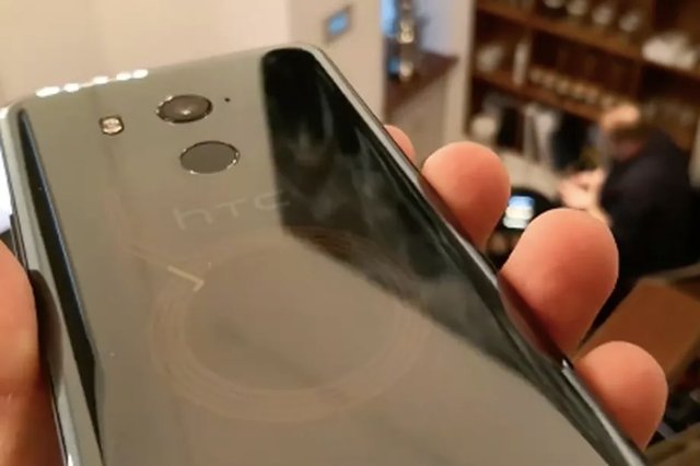 Утечка HTC U11 Plus показывает полупрозрачный вариант