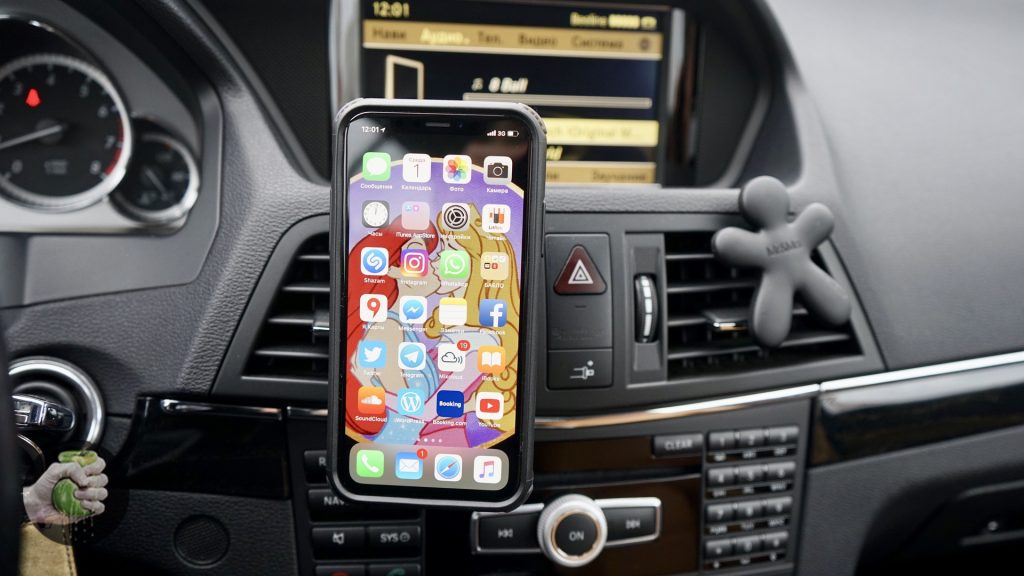 iPhone X в машине по-царски: вместе с Kenu AirFrame и Just Mobile Quattro Air
