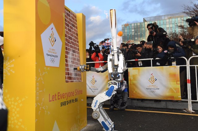 Робот-гуманоид пронес Олимпийский факел в Южной Корее