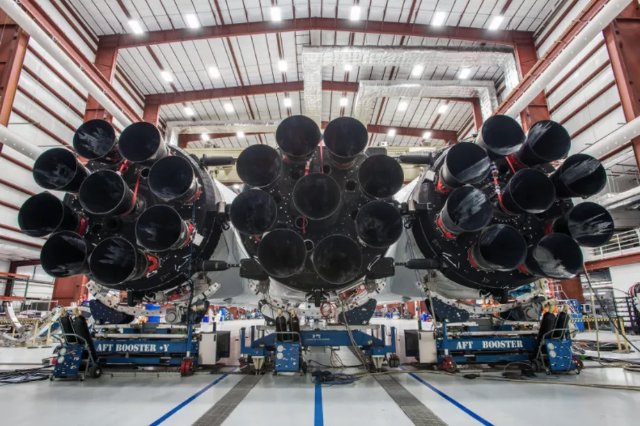 Elon Musk демонстрирует почти полностью собранную ракету Falcon Heavy от SpaceX