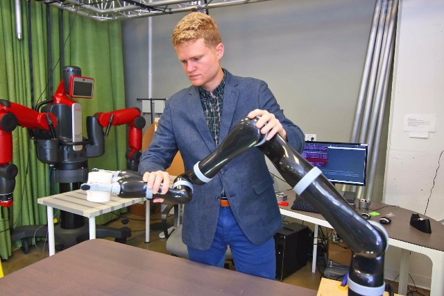 Исследователи разрабатывают способ тренировки роботов с помощью подталкивания