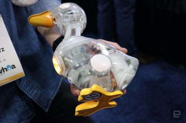 Эта игрушка в виде робота-утки успокаивает детей с раком