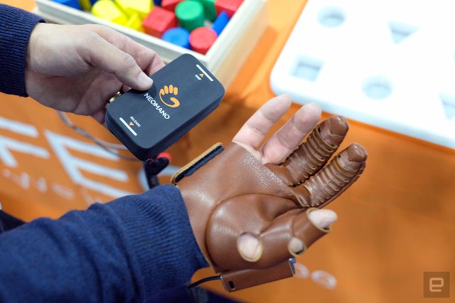 NeoMano - это повседневная роботизированная перчатка для пациентов с параличом