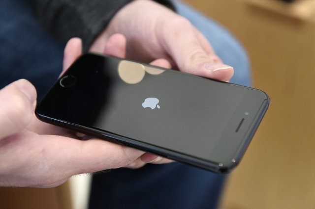 Сообщается, что Отдел правосудия и SEC обсуждают замедление iPhone от Apple
