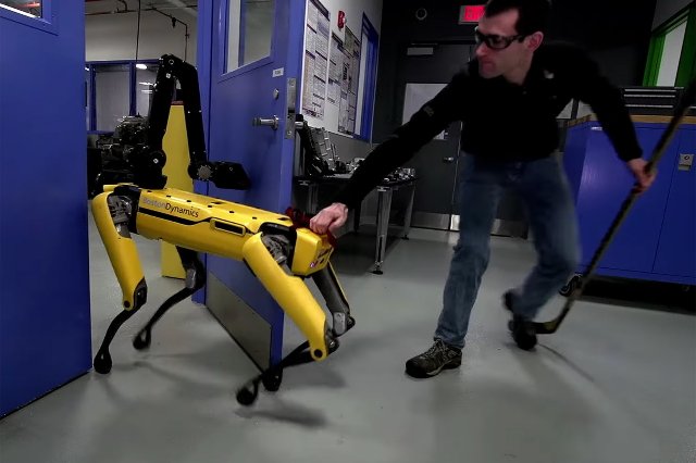 Роботы Boston Dynamics могут противостоять людям