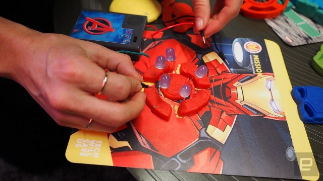 Дети играют в механиков для героев Marvel с помощью Electro Hero Kit