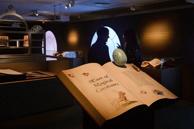 Посетите выставку британской библиотеки «Гарри Поттер» с вашего дивана