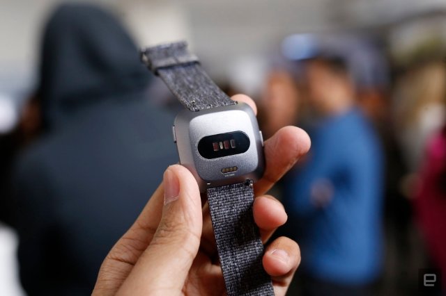 Fitbit Versa - более дружелюбные умные часы для масс