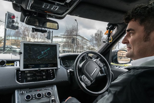 Jaguar Land Rover тестирует автономную парковку на дорогах общего пользования