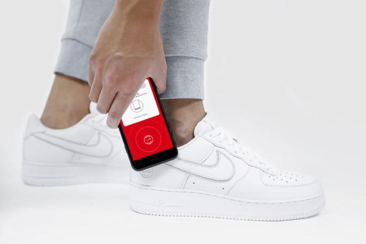 Новые кроссовки Nike с NFC: технологии добрались даже до обуви