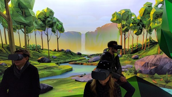 Цена на VR-шлем Google Daydream снижена почти на 70%