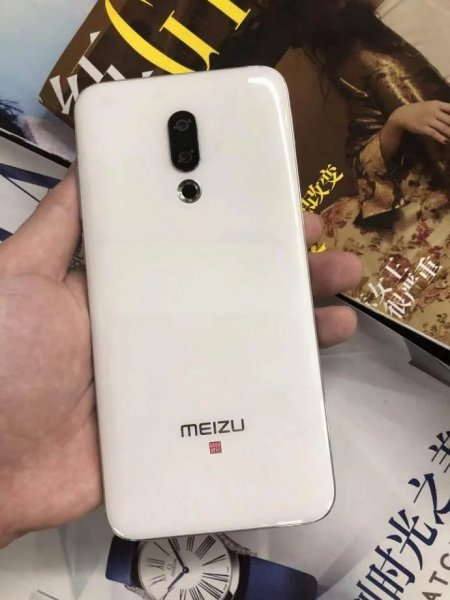 Белый Meizu 16 появился на свежих фото