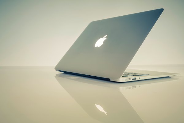 Впервые за 8 лет продажи компьютеров Mac от Apple упали