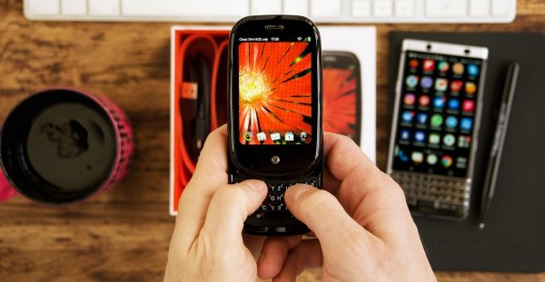 Необычный смартфон с миниатюрным дисплеем получит 3 ГБ ОЗУ