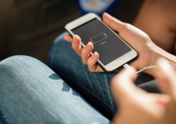 Учёные объяснили, почему аккумуляторы смартфонов со временем теряют заряд
