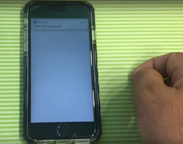 С помощью Siri открыли заблокированный iPhone с iOS 12 без пароля