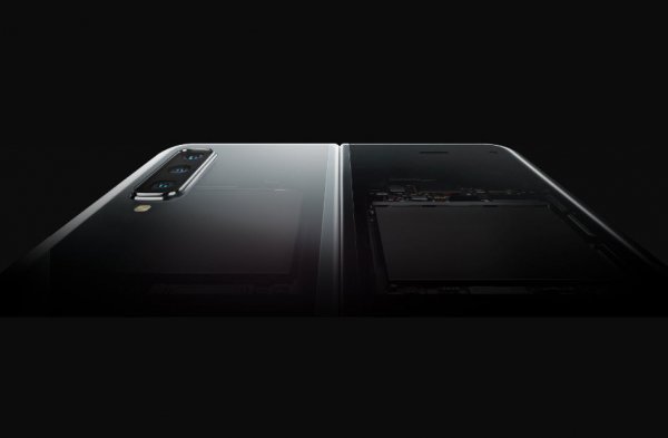 Дисплей Galaxy Fold ломается от поклейки защитной пленки: Массовые поломки гнущегося смартфона могут уничтожить Samsung